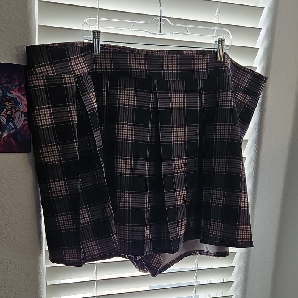 Torrid Black & Beige Plaid Pleated Mini Skort